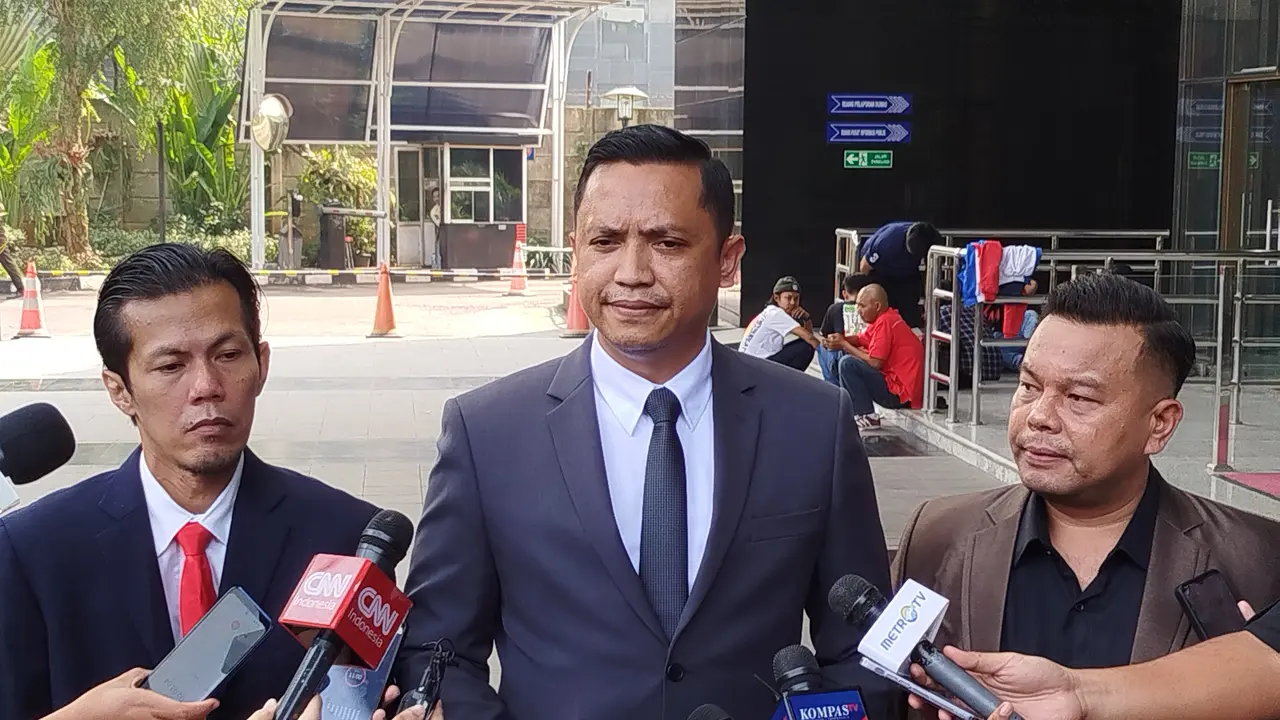 Pengacara Sekjen PDIP Hasto Kristiyanto di gedung KPK, Senin (10/6/2024).