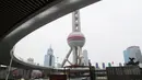 Suasana sekitar Shanghai Oriental Pearl Tower di Shanghai, China, Kamis (12/3/2020). Shanghai Oriental Pearl Tower, Shanghai Jinmao Tower, dan Shanghai Tower kembali dibuka setelah sebelumnya ditutup karena virus corona COVID-19. (Xinhua/Ding Ting)