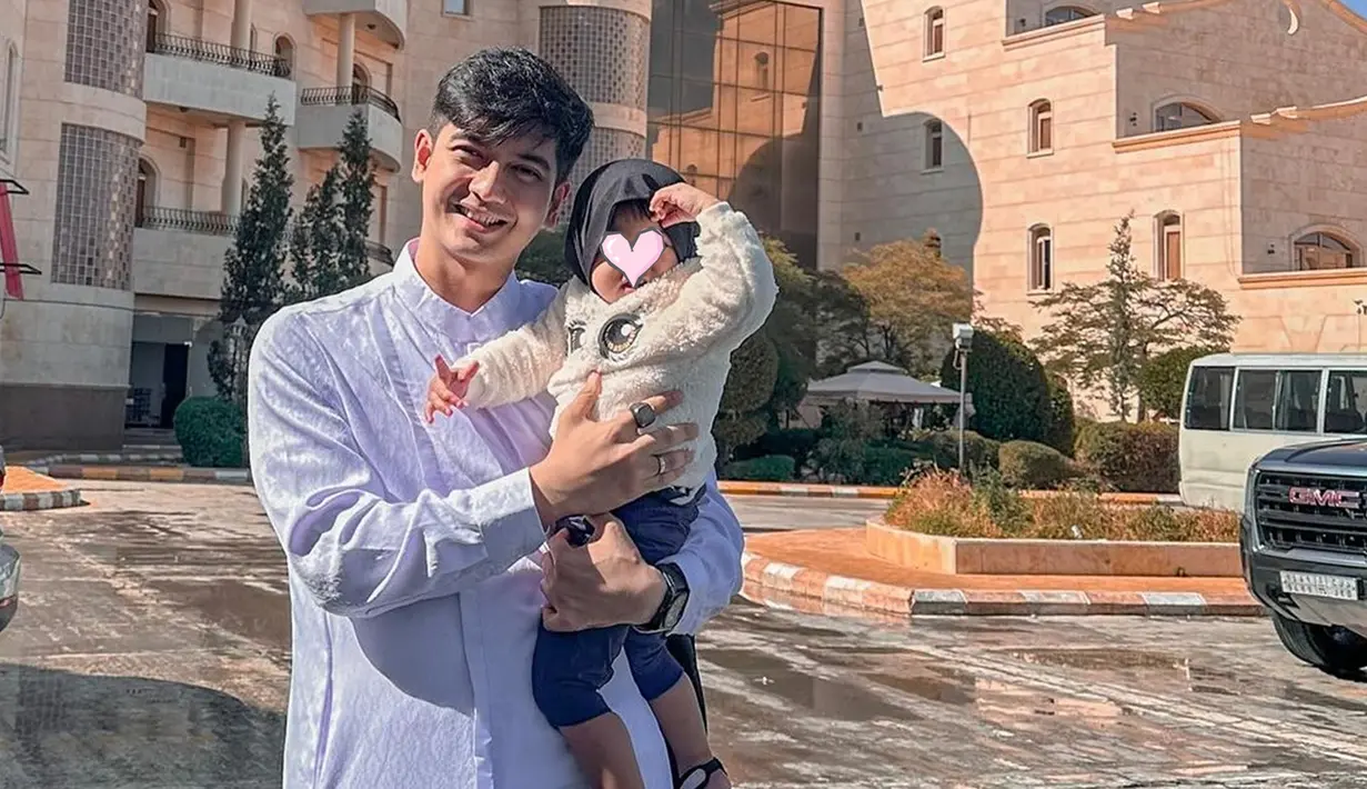 Ini adalah potret kebersamaan Teuku Ryan dan Moana saat di Tanah Suci. Seperti diketahui pada awal Januari 2024, Teuku Ryan dan Ria Ricis umroh bareng, namun tidak terlihat momen keduanya abadikan foto bersama. Dalam keterangan unggahannya ini, Teuku Ryan menuliskan jika ia bersyukur akan kehadiran Moana di hidupnya dan tentunya hidup Ria Ricis. (Liputan6.com/IG/@teukuryantr)