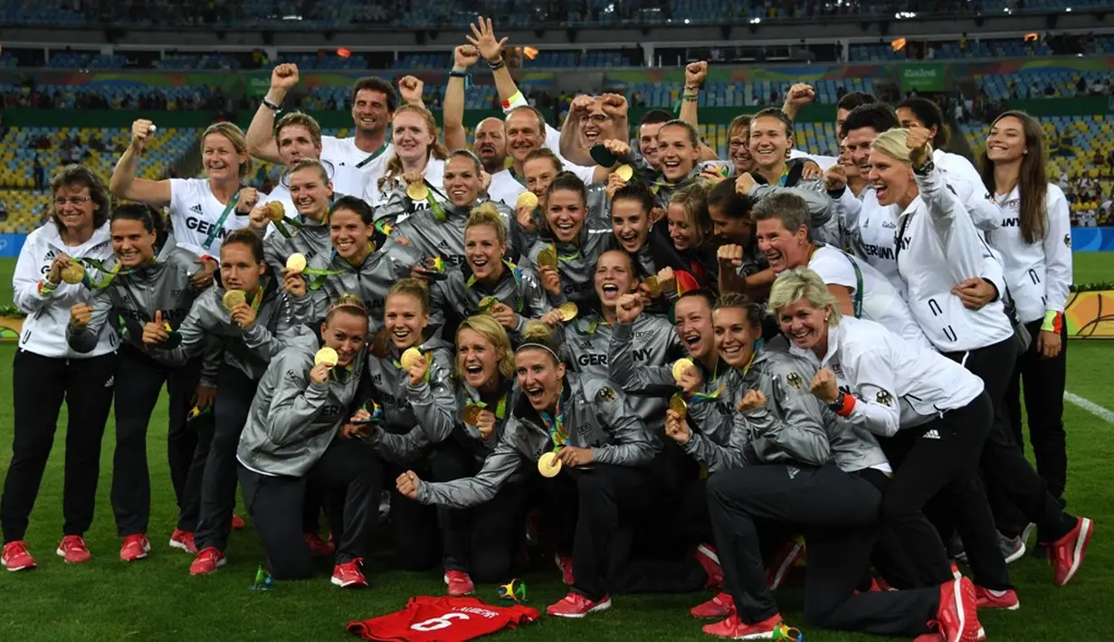 Bagi timnas sepak bola putri Jerman, ini adalah medali emas perdana di Olimpiade. Sebelumnya mereka hanya meraih medali perunggu pada Olimpiade 2000, 2004, dan 2008. (AFP/Vanderlei Almeida) 