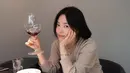 Song Hye Kyo tampil cantik effortless dengan rambut pendeknya. Wajahnya nyaris tanpa pulasan makeup [@kyo1122]
