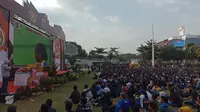 Ratusan Bobotoh menyaksikan laga Persija vs Persib melalui layar lebar di Lapangan Gasibu. (Liputan6.com/Huyogo Simbolon)