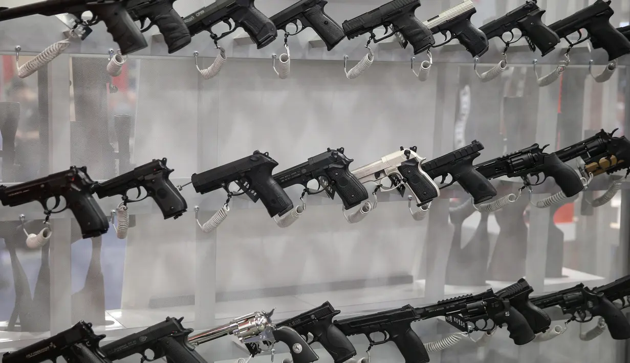 Sejumlah pistol dipamerkan di Kay Bailey Hutchison Convention Center selama konvensi tahunan NRA, Texas (6/5). Pameran ini menampilkan senjata canggih mulai dari yang ringan hingga kelas berat yang dipakai untuk militer. (AFP/Loren Elliot)