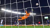 Kiper Jepang, Shuichi Gonda, berusaha mengamankan bola saat melawan Qatar pada laga final Piala Asia 2019 di Stadion Zayed Sports City, Abu Dhabi, Jumat (1/2). Qatar menang 3-1 atas Jepang. (AFP/Giuseppe Cacace)
