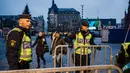 Petugas kepolisian melakukan penjagaan ketat jelang laga Liga Champions antara Malmo FF melawan PSG di Swedia, Rabu (25/11/2015) WIB dini hari. (AFP Photo/Jonathan Nackstrand)