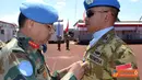 Citizen6, Kongo: Force Commander Monusco Letjen Chender Prakhas menyematkan Medali PBB kepada Satgas Zeni Indonesia. (Pengirim: Badarudin Bakri)