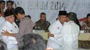 Jokowi tampak memeluk Hatta Radjasa, Prabowo pun tampak mencium pipi JK (Liputan6.com/Herman Zakharia)