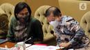 Menteri Keuangan Sri Mulyani (kiri) dan Kepala Bappenas Suharso Monoarfa berbincang saat rapat kerja dengan Komisi II di Kompleks Parlemen MPR/DPR-DPD, Senayan, Jakarta, Selasa (28/6/2022). Tiga DOB Papua ialah Provinsi Papua Selatan, Papua Tengah, dan Papua Pegunungan dengan ibu kota bertempat di Merauke, Nabire, dan Jayawijaya. (Liputan6.com/Angga Yuniar)