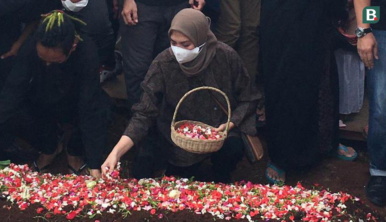 Adriyanti Firdasari, mantan pebulutangkis tunggal putri pelatnas PBSI yang juga sahabat dari Markis Kido memberikan penghormatan terakhir dengan menaburkan bunga. (Foto: Bola.com/Erwin Fitriansyah)