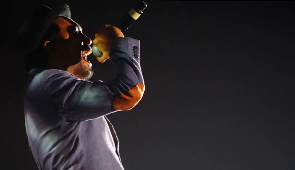 Setelah memberikan persembahan untuk para jomblo, Glenn pun kemudian menyanyikan lagunya yang berjudul Sekali Ini Saja. Membawakan lagu tersebut, Glenn mengajak untuk mengenang masa lalu yang sebenarnya tidak salah. (Syaiful Bahri/Bintang.com)