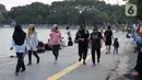 Warga berolahraga jalan sehat di area pedestrian Danau Sunter, Jakarta, Sabtu (27/6/2020). Beragam aktivitas dilakukan warga sambil menikmati waktu sore di area Danau Sunter, Jakarta. (Liputan6.com/Helmi Fithriansyah)