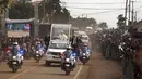 Ribuan warga Uganda berbaris dijalan memberikan sambutan yang meriah untuk Paus Francis yang ingin berceramah di kuil Uganda Martir di Namugongo, Uganda, (28/11). (REUTERS/Edward Echwalu)