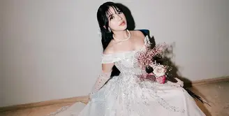 Tiara Andini tampil mengenakan wedding dress saat membawakan “Lagu Pernikahan Kita” secara live. Ia pun tampil bak pengantin. [@tiaraandini]