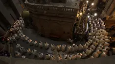 Para imam mengelilingi Makam Kudus pada misa Kamis Putih yang dipimpin oleh Patriark Latin di Kota Tua Yerusalem, Kamis (1/4/2021). Kamis Putih adalah hari Kamis sebelum Paskah dimana umat Kristen memiliki tradisi memperingati Perjamuan Malam terakhir yang dipimpin Yesus. (AP Photo/Maya Alleruzzo)