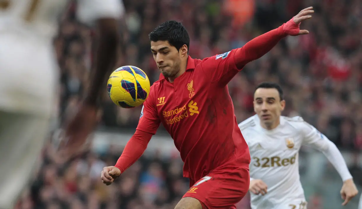 Luis Suarez. Striker asal Uruguay ini didatangkan Liverpool dari Ajax pada tengah musim 2010/2011. Selama 3,5 musim ia tampil dalam 133 laga dengan torehan 82 gol dan 47 assist. Satu gelar Piala Liga diraihnya pada musim 2011/2012. Awal musim 2014/2015 ia hengkang ke Barcelona. (AFP/Lindsey Parnaby)