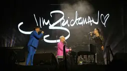 Sejumlah musisi legendaris internasional dan nasional tampil dalam satu panggung. Tampak dalam foto, penampilan asal Amerika Serikat, Jim Brickman (tengah) dan Rita Effendy (Indonesia) di konser 90's Intimate 2nd Editionkonser  di Istora Senayan, Jakarta, Sabtu (7/2/2026). (Fimela.com/Adrian Putra)