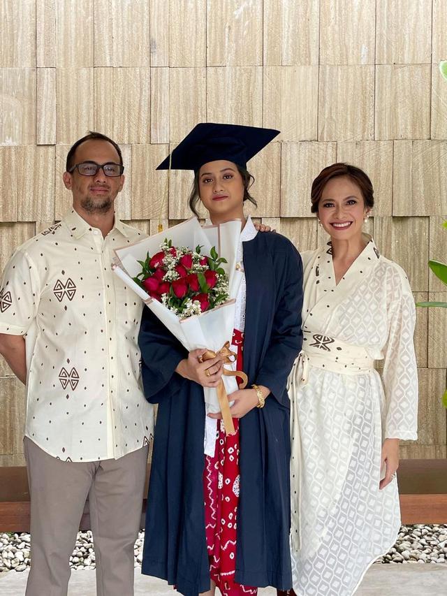 6 Potret Aiska Vairana Anak Ersa Mayori di Acara Wisuda SMA, Curi Perhatian
