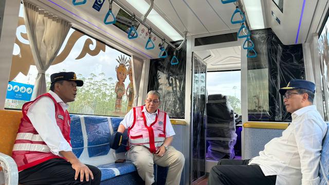 Menteri Perhubungan (Menhub) Budi Karya Sumadi dan Menteri Pekerjaan Umum dan Perumahan Rakyat (PUPR), Basuki Hadimuljono menjajal trem otonom di Ibu Kota Nusantara (IKN). (Dok Kementerian PUPR dan Kemenhub)