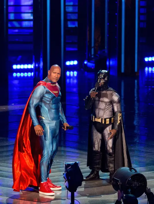 Aktor Dwayne Johnson (kiri) dan Kevin Hart menjadi pembawa acara MTV Movie Awards 2016  di Warner Bros Studios, California, (9/4).Aksi kocak mereka sukses membuat penonton yang datang terhibur. (CHRISTOPHER POLK/AFP)   