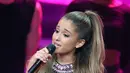 Di percobaan pertama Ariana Grande harus menirukan suara Britney Spears dengan lagu Mary Had A Little Lamb, aksi penyanyi berkuncir kuda ini langsung mengundang tawa penonton dan Jimmy karena gayanya yang cukup 'lebay' dan menghibur. (Bintang/Epa)