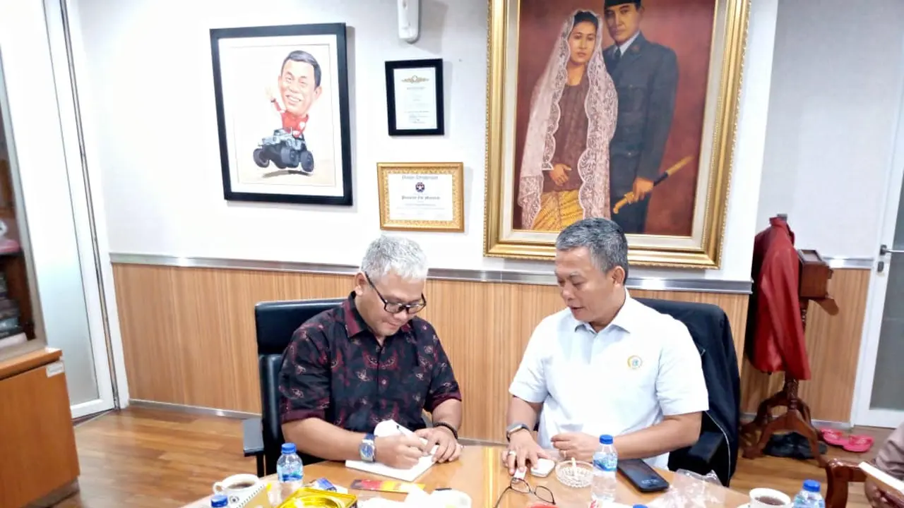 Ketua Umum MD KAHMI Jaksel Ibrahim Malik Tanjung saat berbincang dengan Ketua DPRD DKI Jakarta Prasetio Edi Marsudi di kantornya di Gedung DPRD DKI Jakarta. (Istimewa)