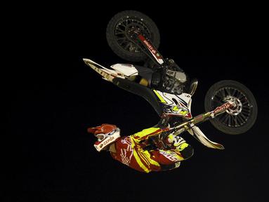 Rider Spanyol, Maikel Melero, beraksi dalam pertunjukan motokros Malaga Freestyle di Malagueta, Malaga, Spanyol (1/8/2015). (Reuters/Jon Nazca)