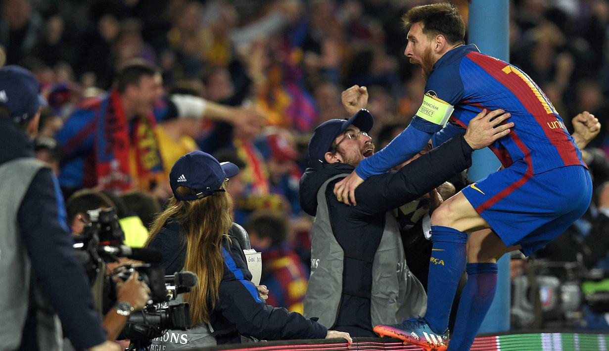 Bintang Barcelona, Lionel Messi, merayakan gol yang dicetaknya ke gawang PSG pada babak 16 besar Liga Champions di Stadion Camp Nou, Barcelona, Rabu (8/3/2017). (AFP/Lluis Gene)