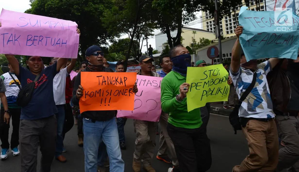 Sejumlah massa membawa poster saat simulasi pengamanan Pemilu 2019 di depan Kantor KPU, Jakarta, Sabtu (16/3). Simulasi dalam rangka persiapan mengamankan Pilpres serta pemilihan legislatif pada 17 April mendatang. (merdeka.com/Imam Buhori)