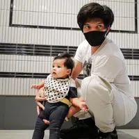 Atta bersama dengan sang buah hati [Foto: Instagram.com/attahalilintar]