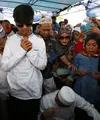 Di depan makam Olga Syahputra, semua anggota keluarga hadir untuk mendoakan (Foto: Muhammad Akrom Sukarya)