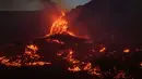 Aliran lava dari Gunung Etna saat erupsi di Catania, Sisilia Italia, Rabu, 12 Agustus 2026. (AFP/ Etna Walk)