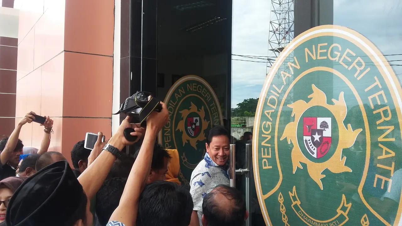 Eks Bupati Sula, AHM Divonis Bebas dalam Kasus Korupsi Masjid