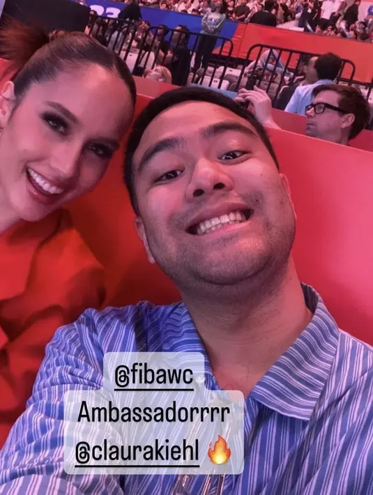 Sebagai brand ambassador FIBA, Cinta Laura pun hadir mengenakan blazer merah dengan rambut yang diikatnya. [@ranggazlaksmana]