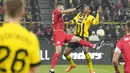 Penyerang Borussia Dortmund,  Sebastien Haller berebut bola dengan bek RB Leipzig, Josko Gvardiol dalam laga pekan ke-23 Bundesliga atau Liga Jerman 2022/2023 di Signal Iduna Park, Sabtu (4/3/2023) dini hari WIB. Sementara Leipzig tertahan di peringkat keempat karena gagal mendapatkan poin dari kandang Dortmund. (AP Photo/Martin Meissner)