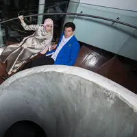 Risty Tagor; Hijab & dress by laricaboutique IG @laricaboutique, sarung tangan by Normamoi IG @normahauri, kalung by number9 IG @nubernineonline. Stuart Collin:  blazer by Yudhistira IG @yudhistira_tyra. Make up by Devrio. (M. Akrom Sukarya/Bintang.com)