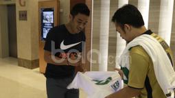 Pemain Timnas Indonesia, Beny Wahyudi, memberikan tanda tangan kepada suporter Indonesia yang datang ke Hotel Grand Fourwings, Bangkok, Jumat (16/12/2016). (Bola.com/Vitalis Yogi Trisna)
