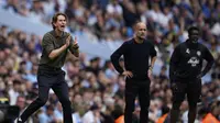 Thomas Frank memberikan instruksi pada skuad Tottenham di laga matchday 1 Premier League 2025/2026 lawan Manchester City di Etihad Stadium, Sabtu (23/08/2025). (AP Photo/Dave Thompson).