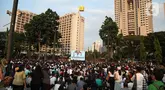 Umat katolik saat mengikuti misa agung melalui layar lebar di area Parkir Timur Gelora Bung Karno (GBK) Senayan, Jakarta, Kamis (5/9/2024). (Liputan6.com/Angga Yuniar)