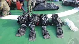 Sejumlah peralatan selam yang telah disiapkan di kapal KN SAR 101 Purwerejo, Kalteng, Kamis (1/1/2015). (Liputan6.com/Herman Zakharia)
