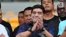 Legenda sepak bola Argentina Diego Maradona menyapa penggemarnya saat datang ke Stadion Gelora Bung Karno (GBK), Senayan, Jakarta, Sabtu (29/6/2013). Diego Maradona meninggal dunia pada usia 60 tahun. (Liputan6.com/Helmi Fithriansyah)