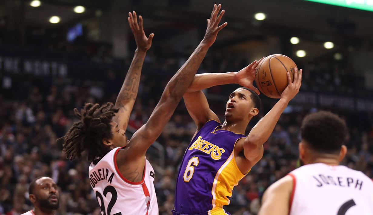 Pemain Lakers, Jordan Clarkson #6 berusaha melewati hadangan  pemain Toronto Raptors, Lucas Nogueira #92 pada laga NBA di Air Canada Centre, (2/12/2016). Raptors Menang 113-80. (Reuters/Tom Szczerbowski-USA TODAY Sports)