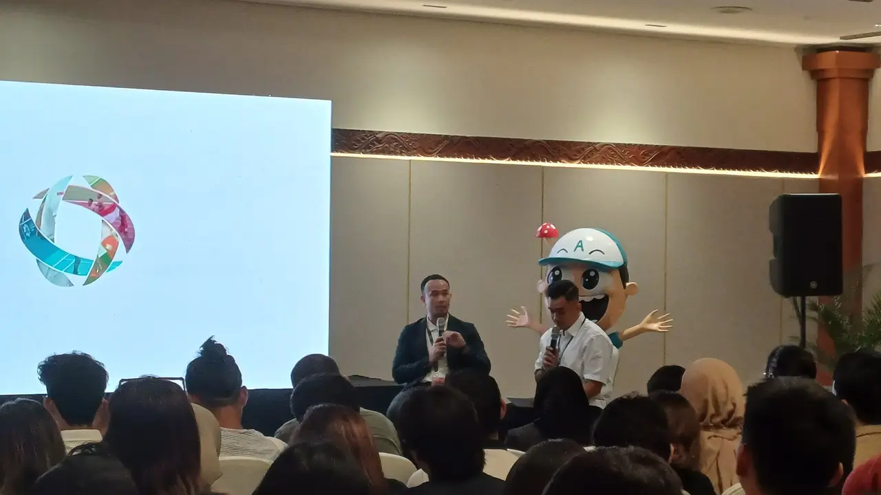Direktur Utama Indonesian Basketball League (IBL), Junas Miradiarayah  dalam IdeaFest 2023 sesi High Hoops, Big Goals: Riding the Wave of Indonesia's Enthusiasm for Sports di JCC Senayan, Jakarta, Sabtu (30/9/2023). (Maulandy/Liputan6.com)