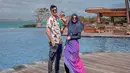 Dikenal dengan gaya mermaid-nya, Ria Ricis juga menambahkan kain sisik ikan warna pink yang diikat di pinggangnya. @riaricis1795.