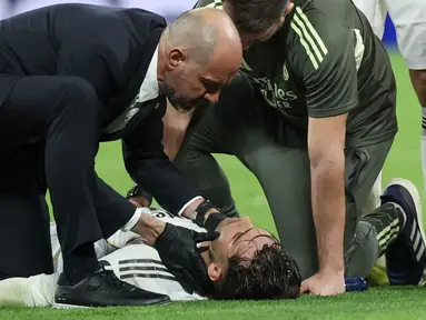 Kemenangan Real Madrid atas Benfica dalam laga leg 2 play off Liga Champions 2025/2026, Selasa (25/02/2026) waktu setempat harus dibayar mahal dengan cedera Raul Asencio. (AFP/Pierre-Philippe Marcou)