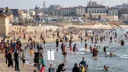 Suasana di pantai laut Mediterania saat sejumlah muslim berwisata sambil menghabiskan libur lebaran di Tel Aviv, Israel, 26 Jni 2017. (AFP PHOTO / JACK GUEZ)