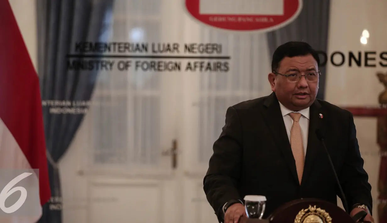 Menlu Filipina Jose Rene Almendras memberi keterangan pers, Jakarta, Rabu (4/5). Menurut Jose, pemerintah Indonesia masih menunjukkan komitmen yang sama terkait pembebasan warga mereka yang disandera. (Liputan6.com/Faizal Fanani)