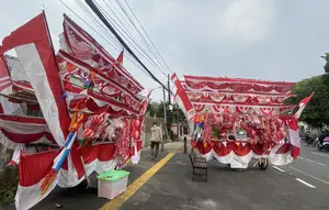 Pedagang Bendera Merah Putih Menjerit, Omzet Tergerus Penjual Online