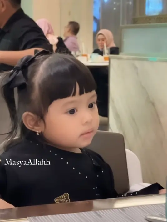 Rambutnya diikat dua menggunakan pita besar hitam, dengan gaya poni depan. Membuat tampilannya semakin cute. [@kesharatuliu05]