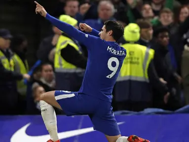 Penyerang Chelsea, Alvaro Morata melakukan selebrasi usai mencetak gol ke gawang Manchester United pada lanjutan Liga Inggris di Stamford Bridge di London (5/11). Chelsea Menang tipis atas MU 1-0. (AFP Photo/Adrian Dennis)