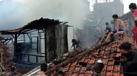 Sebanyak lima unit rumah warga Pagarsih Gang Mukalmi, Kecamatan Bojongloa Kaler, Kota Bandung, hangus dilalap api pada Minggu (15/11/2020). (Foto: Diskar PB Kota Bandung